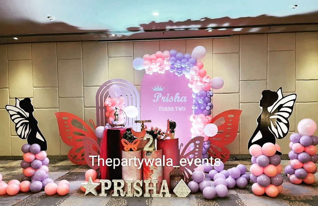 I love creating magical settings like this grand Fairy Tale Butterfly theme. This setup features large, decorative butterfly wings, silhouette cutouts, and a beautiful balloon arrangement in soft pinks and purples, perfect for a truly special birthday.