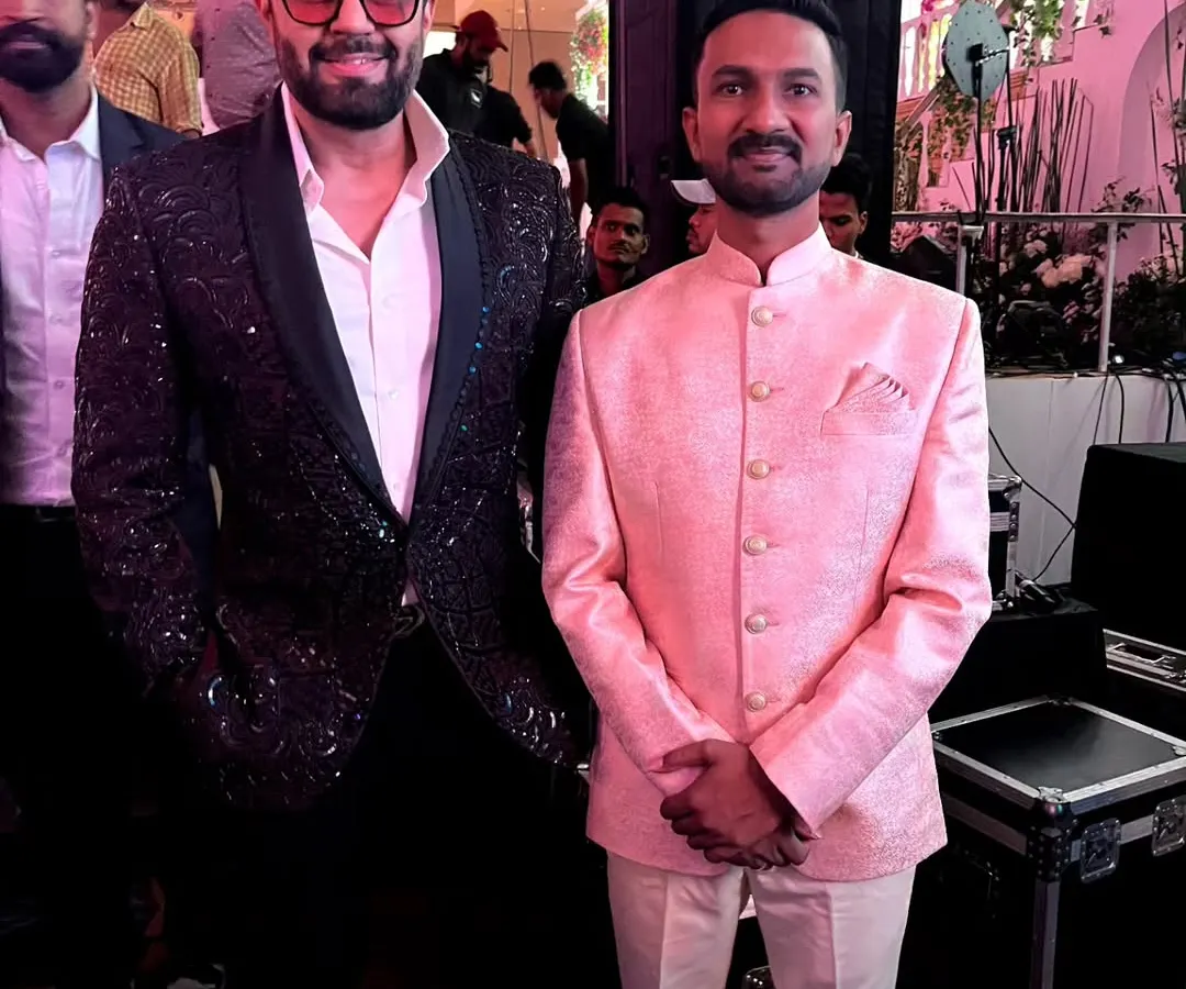 A truly memorable moment sharing the stage with Manish Paul, one of India's top hosts, at the Jio World Convention Center in Mumbai. I was honored to perform a live sand art and glitter painting show for this grand engagement ceremony.