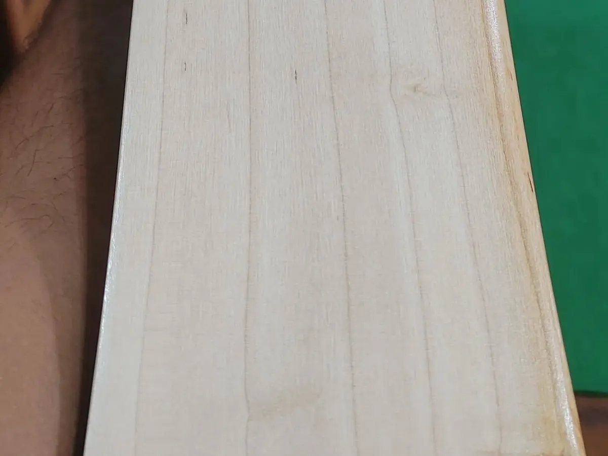 Look at the grains on this English willow bat. This is what you should look for. Straight, clean grains mean a strong and well-balanced bat for proper shot-making.