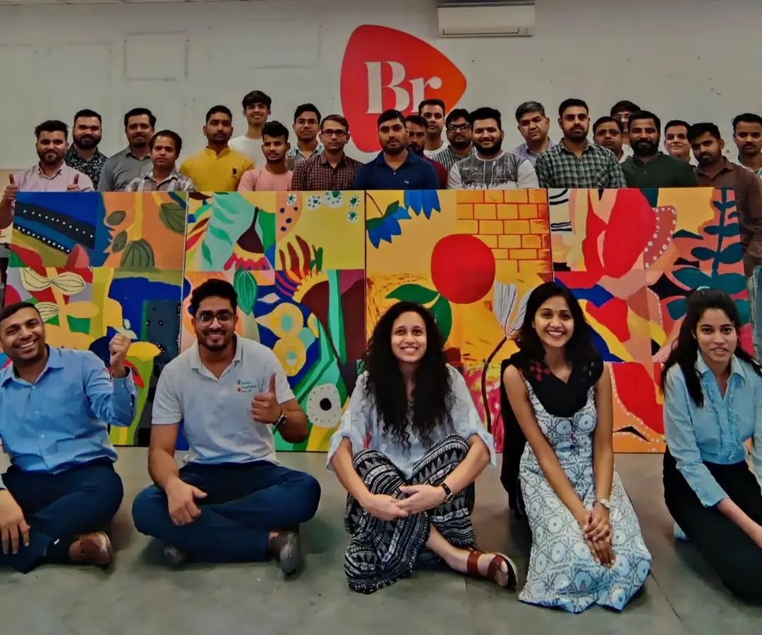 This is what successful team building looks like. I guided the team at BR Specialities to create this large, vibrant mural together. It’s a powerful way for colleagues to connect, collaborate, and create something beautiful to display in their workspace.