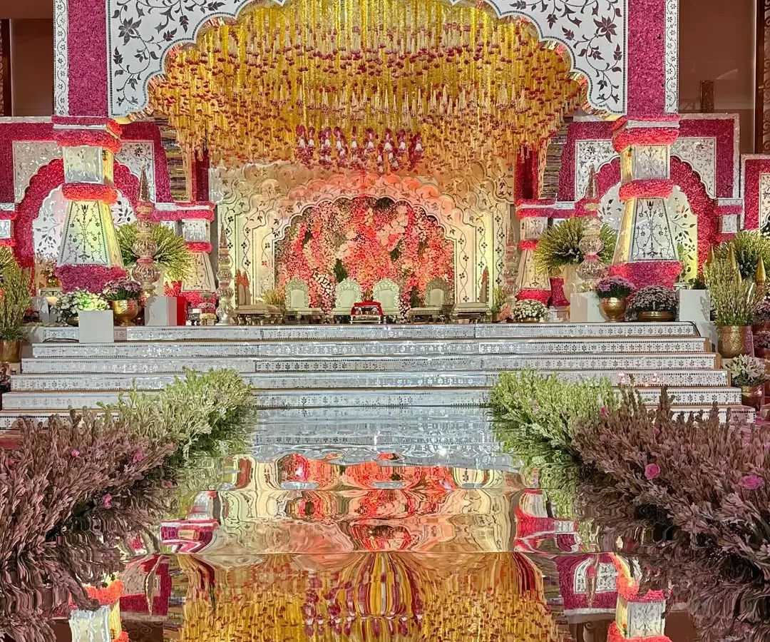 This is the epitome of a royal Indian wedding mandap. We designed this sacred space to bloom with fragrant florals, featuring regal seating and an aura of timeless elegance, all set for a beautiful beginning. 🤍