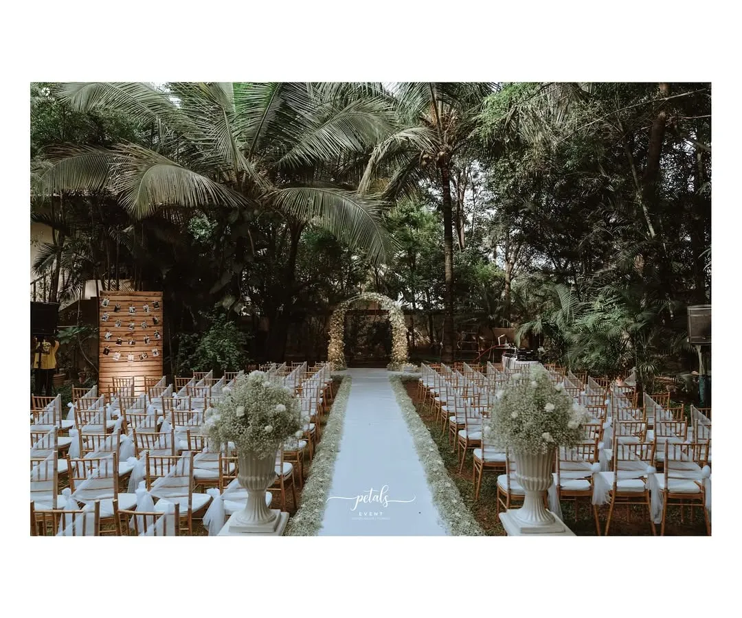 For this classic Christian wedding, I designed a serene and romantic aisle leading to the floral arch. The pathway is lined with lush baby's breath in stately Victorian vases, creating a soft, dreamlike journey to the altar.