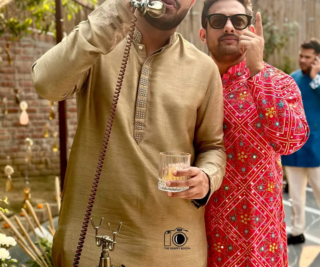 Bring on the fun at your daytime functions. My Classic Gold vintage phone adds a touch of class to any event, inviting guests in their traditional wedding attire to leave you a message filled with love and good-natured jokes.