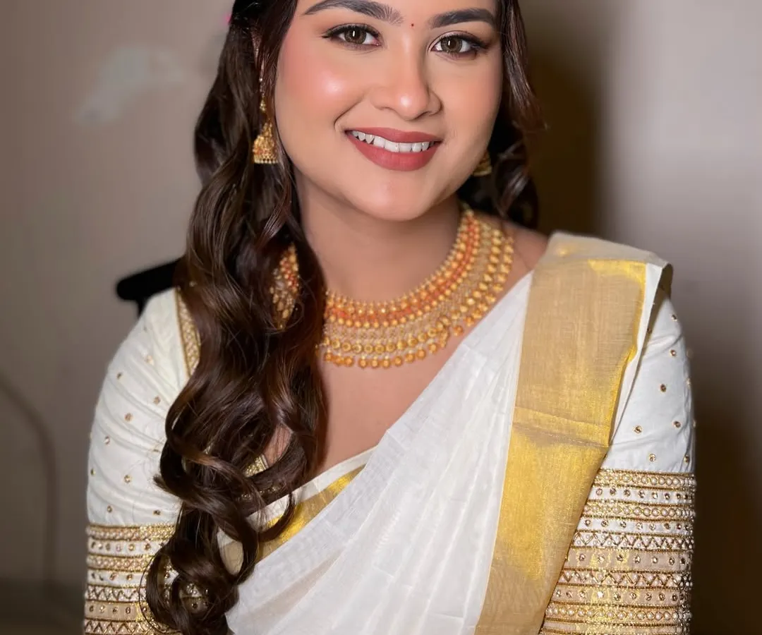 This is my signature 'minimal magic' style. For my beautiful South Indian bride Kirthana, we created a soft, glowing look that felt fresh, timeless, and completely her. Her smile says it all.