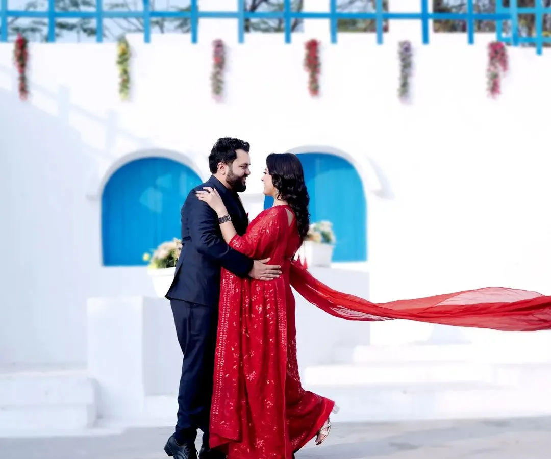Santorini Dreams in the City. Escape to the Mediterranean with our stunning Santorini-inspired outdoor set. It's the perfect romantic backdrop for pre-wedding shoots, capturing bright, beautiful moments against iconic white and blue architecture.