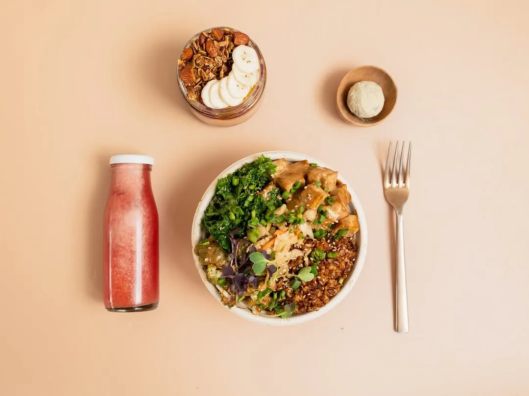 A look at a typical day with our meal subscription. From a smoothie bowl to start your morning, a nourishing bowl for lunch, to healthy snacks and drinks, we make eating well throughout the day effortless and enjoyable.