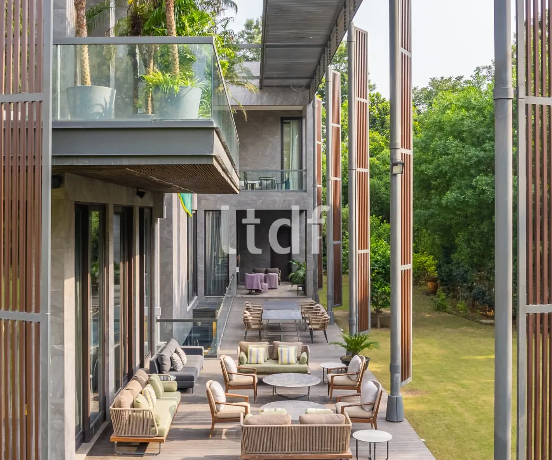We designed this expansive deck to create a seamless dialogue between the built form and the landscape. The composition of earthy tones, clean architectural lines, and lush greenery results in a sophisticated outdoor experience that invites connection, reflection, and a gentle pause from the everyday.