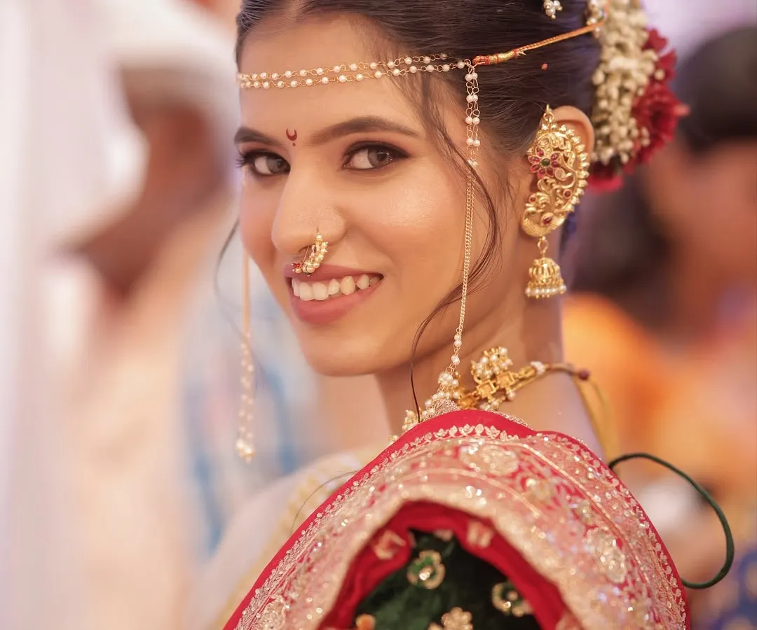 A classic, radiant Maharashtrian bride. I love creating this complete look, from the soft, glowing makeup to the traditional nath and jewellery styling, ensuring you feel like royalty on your wedding day.