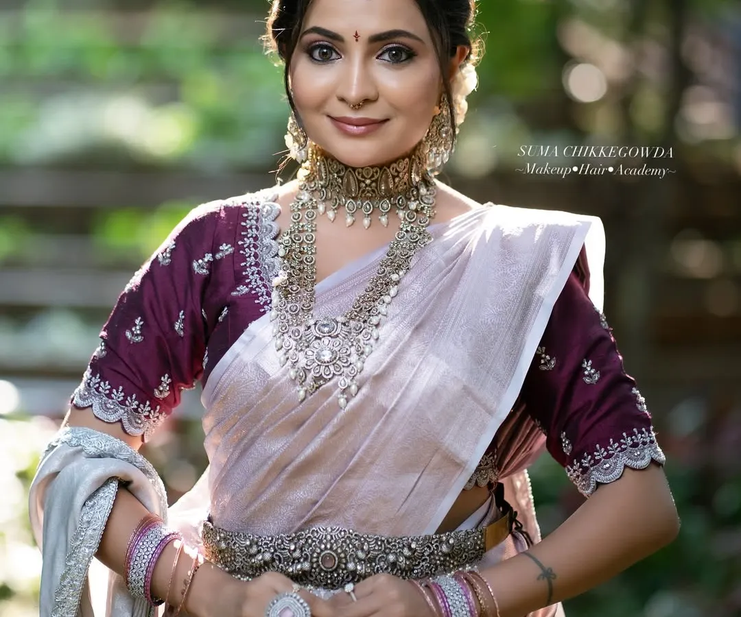 To show my students the versatility of bridal makeup, I created this elegant look using silver jewelry. The soft, luminous makeup with a defined eye and a subtle lip complements the cool tones of the silver, perfect for a modern reception or engagement.
