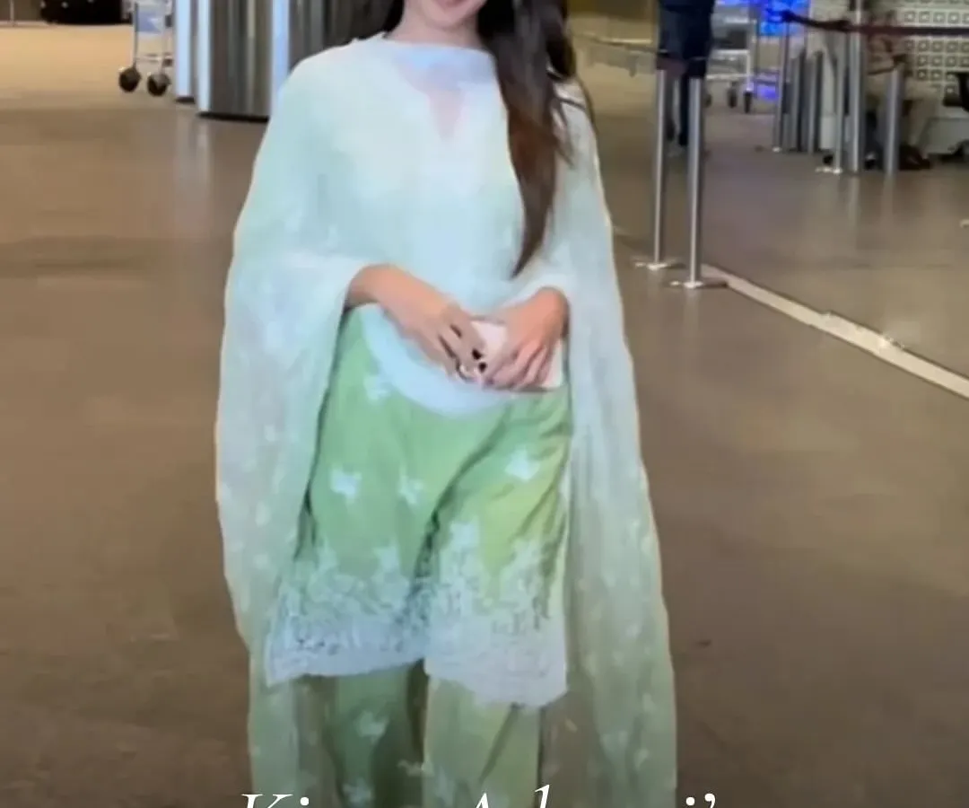 Here’s proof that you can be comfortable and chic even while traveling. I love seeing Kiara Advani in my Chapoli Green Kurta Set at the airport. It’s made from a super light fabric that’s easy to move in, proving that my designs are perfect for your real, everyday life.