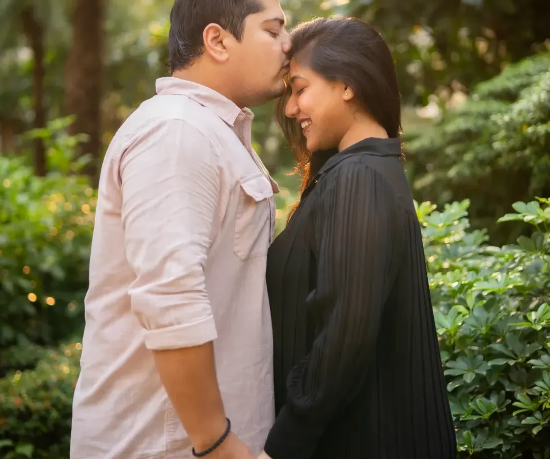 A quiet moment of connection during an outdoor maternity shoot. I focus on capturing these natural, affectionate interactions between couples as they anticipate their new arrival.