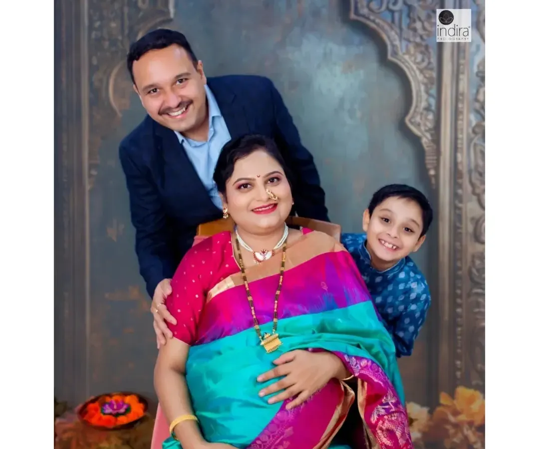 Celebrating family and tradition with a beautiful maternity shoot in my studio. This session, complete with a stunning Maharashtrian saree, shows how we can honor our roots while welcoming a new life. It’s a perfect way to capture the excitement of the whole family, including the proud big brother to be.