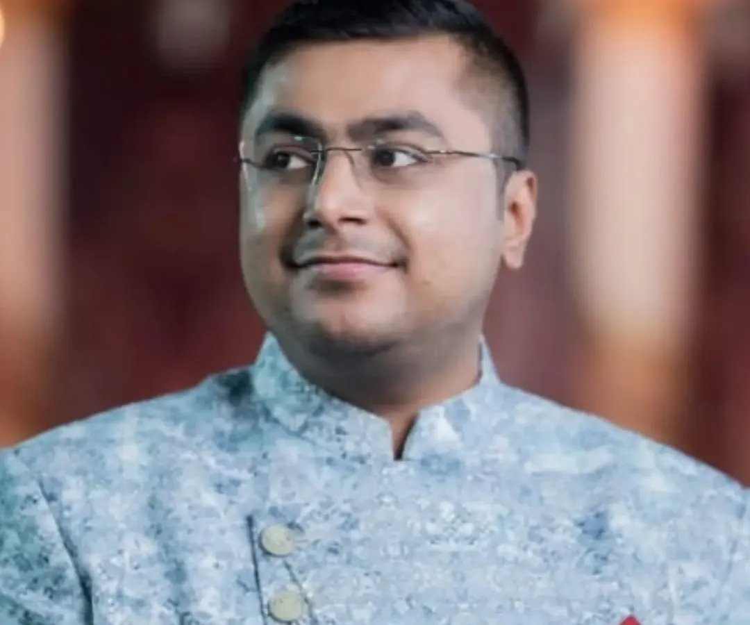For this groomsman's look, we went with a clean and natural style to complement his traditional sherwani. My 'sider makeup' technique ensures the skin looks healthy and fresh, perfect for daytime wedding functions.