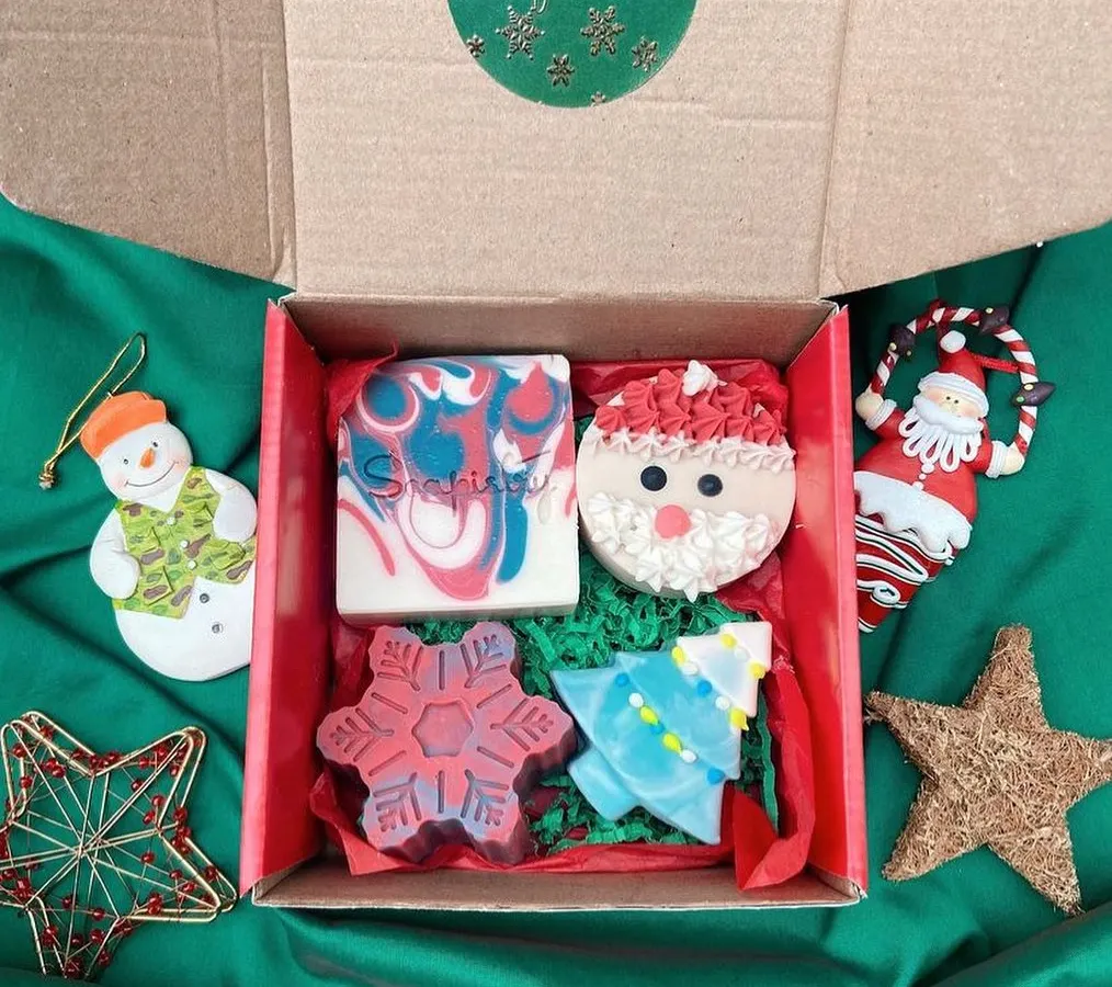 The holiday season is my favorite time to get creative. This Christmas gift box is packed with festive cheer, featuring a full-sized themed soap bar, an adorable Santa soap, a Christmas tree, and a delicate snowflake. It's a complete, ready-to-give present, handmade with all-natural ingredients.
