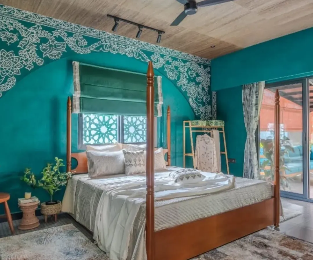 This is the same bedroom, but fitted with a dark green Roman blind. It shows how changing the blind color can create a different mood. I ensure the fitting is precise for any fabric choice.