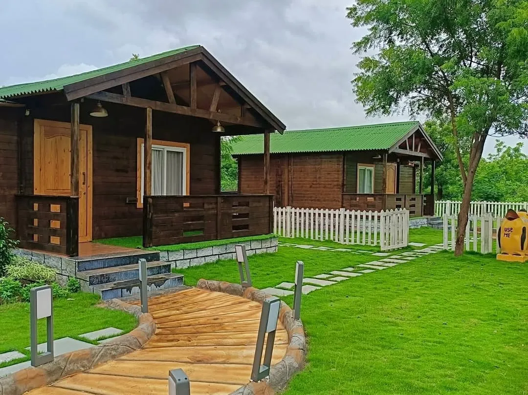 A look at a finished resort-style farmhouse project. I designed the entire space, including the healthy green lawn, the custom wooden walkway, and the stone-paved path, to create a peaceful and high-end retreat.