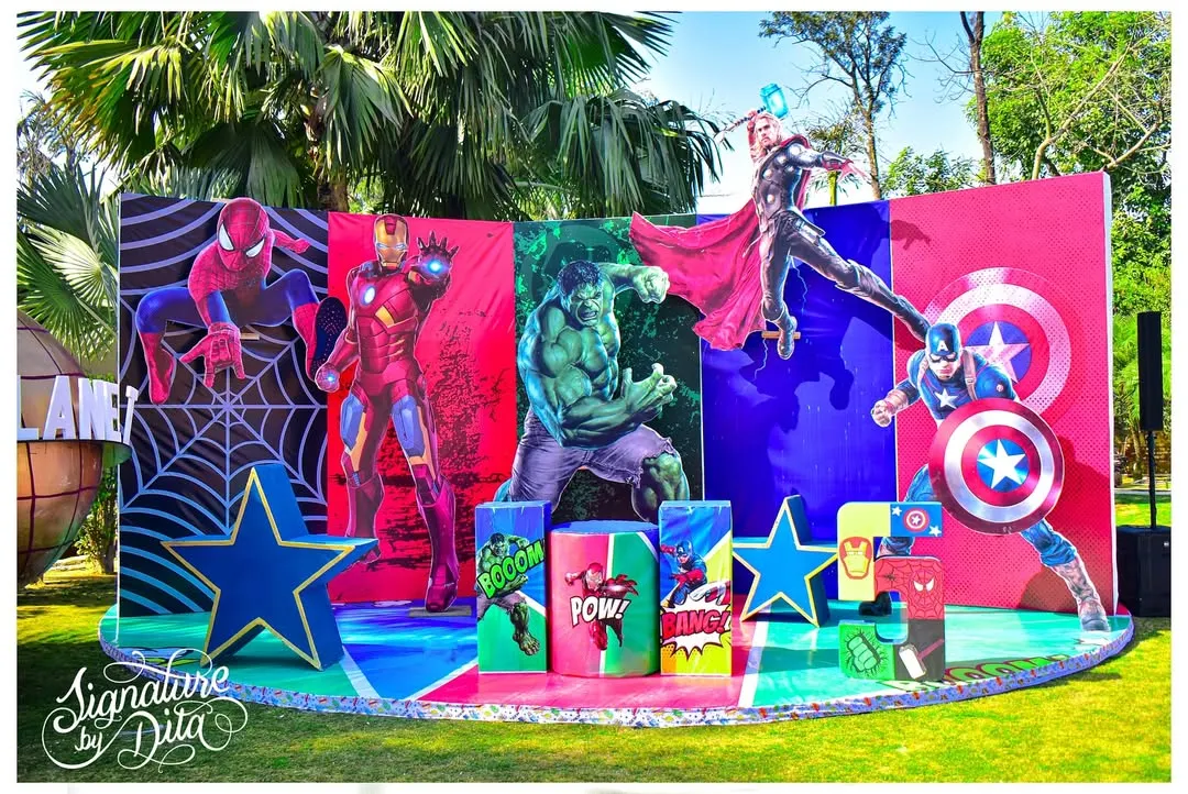 For the ultimate superhero fan, I assembled the Avengers with this dynamic, multi-panelled backdrop. Featuring life-sized characters like Iron Man and the Hulk, this setup creates a powerful photo opportunity and sets the stage for an epic adventure.