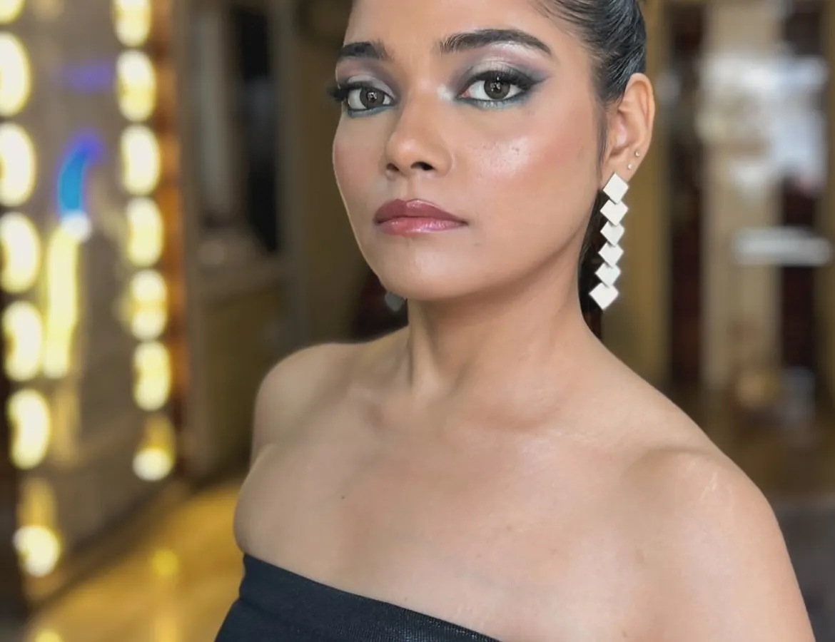 For clients who love a dramatic touch, I specialize in bold, blended smokey eyes. This look features a seamless gradient of deep charcoal and silver tones, creating a captivating effect that’s perfect for evening events and cocktail parties.