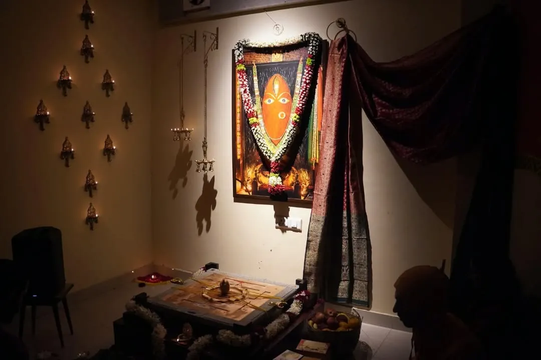 Our space is consecrated with the presence of the Devi Avigna Yantra. The atmosphere is alive with a certain grace, making every practice and moment of stillness a profound experience.
