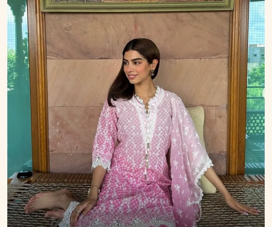 You know it’s a must have when Khushi Kapoor picks it. She looks absolutely stunning and so comfy in my pink Venna Kurta Set. This is the perfect look for a daytime event or a festive puja.