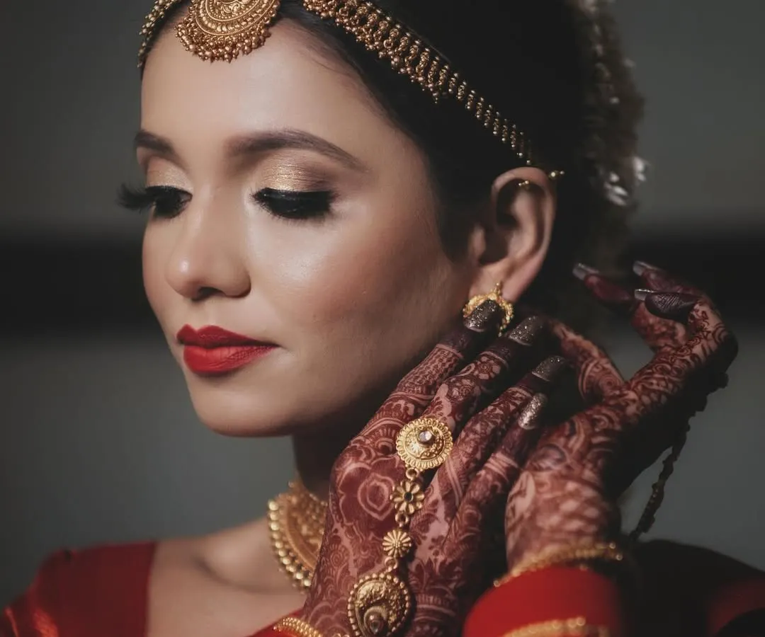 The final touches for this beautiful South Indian bride. We focus on capturing the elegance of bridal details, from the intricate temple jewellery and matha patti to the flawless makeup and rich colours of the silk saree.
