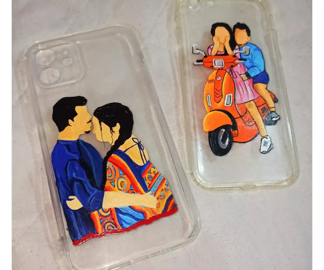 These are my custom faceless portrait phone cases, a perfect way to capture a memory. I work from your photos to create these personalized illustrations, like the couple on a scooter or the one sharing an intimate moment.