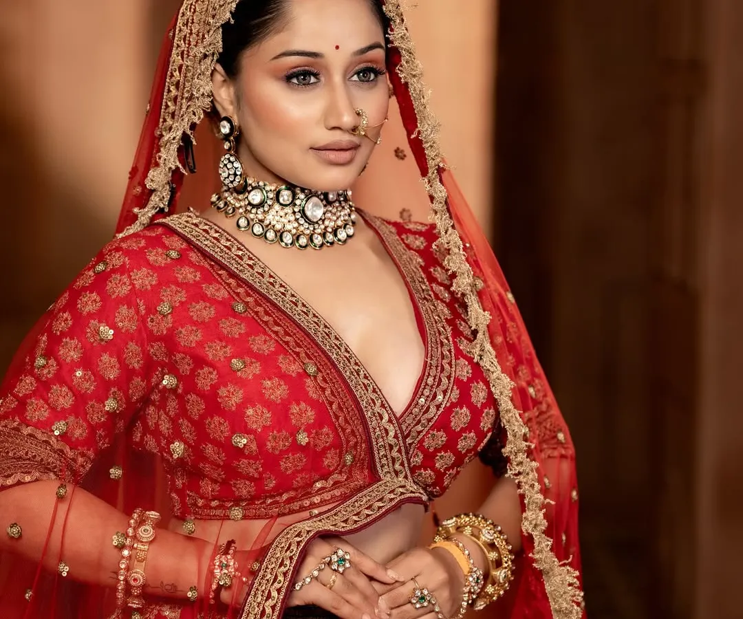 See how my rental jewellery completes the bridal look. This bride is wearing a statement Kundan and pearl choker set, which pairs beautifully with her red wedding lehenga.
