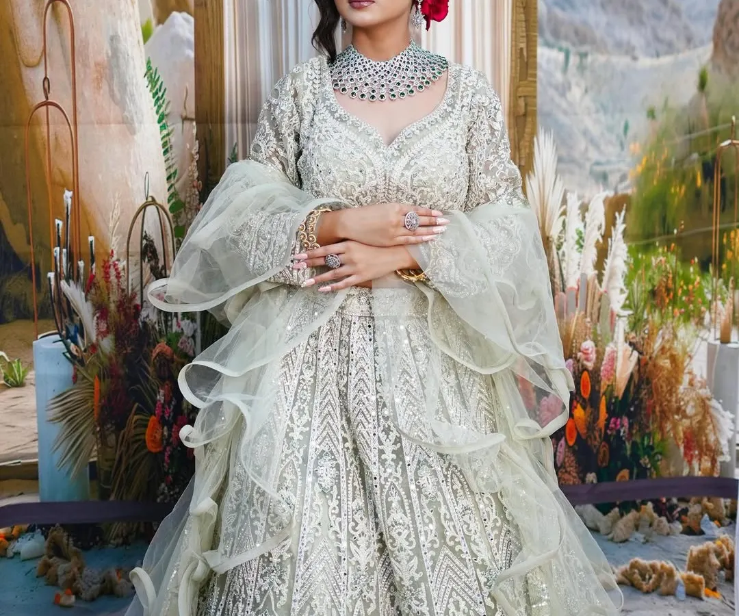 We teach our students to create flawless, modern bridal looks like this one, focusing on soft glam, elegant hairstyling, and a radiant finish that looks stunning both in person and on camera.