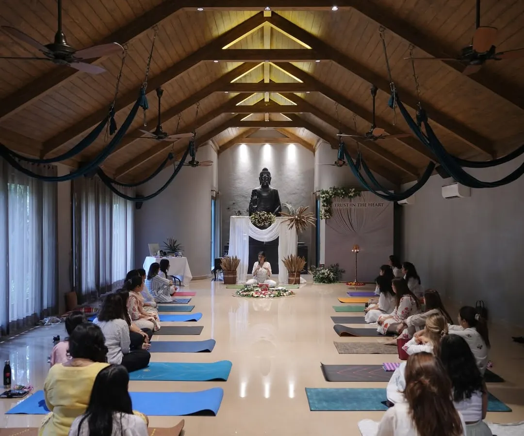 A glimpse into one of my workshops, a space where we gather to learn and grow. I guide students through practices that go beyond the mat, focusing on regulating the nervous system and building a deeper connection with the self.