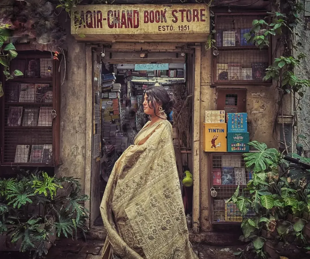 I love giving vintage a modern story. Here, I styled a classic Banarasi saree for a retro-themed shoot at Delhi's iconic Faqir-Chand bookstore. The goal was to create a timeless, nostalgic mood that feels straight out of a classic film.