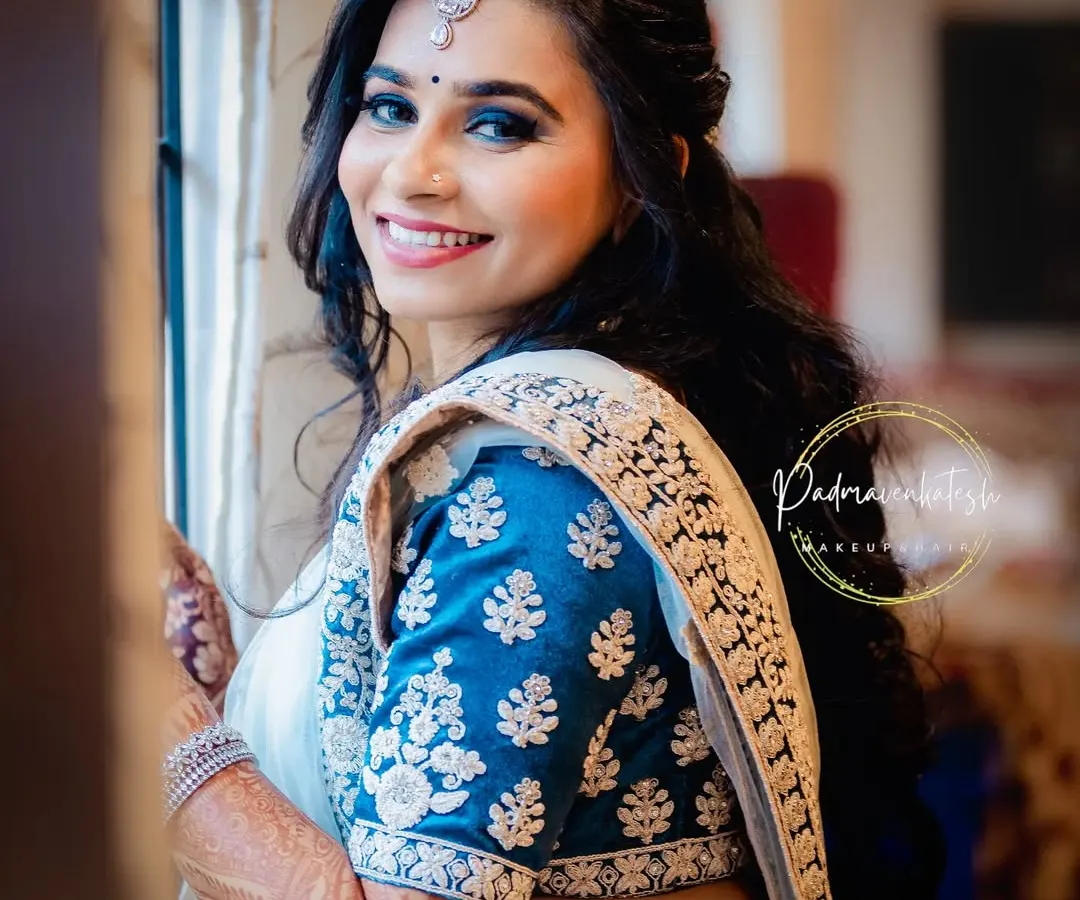 For a reception, we can go for full glam. This bride wanted a captivating look, so I created a dramatic blue smokey eye, balanced with soft contouring and a neutral lip, ensuring she looked stunning all night long.