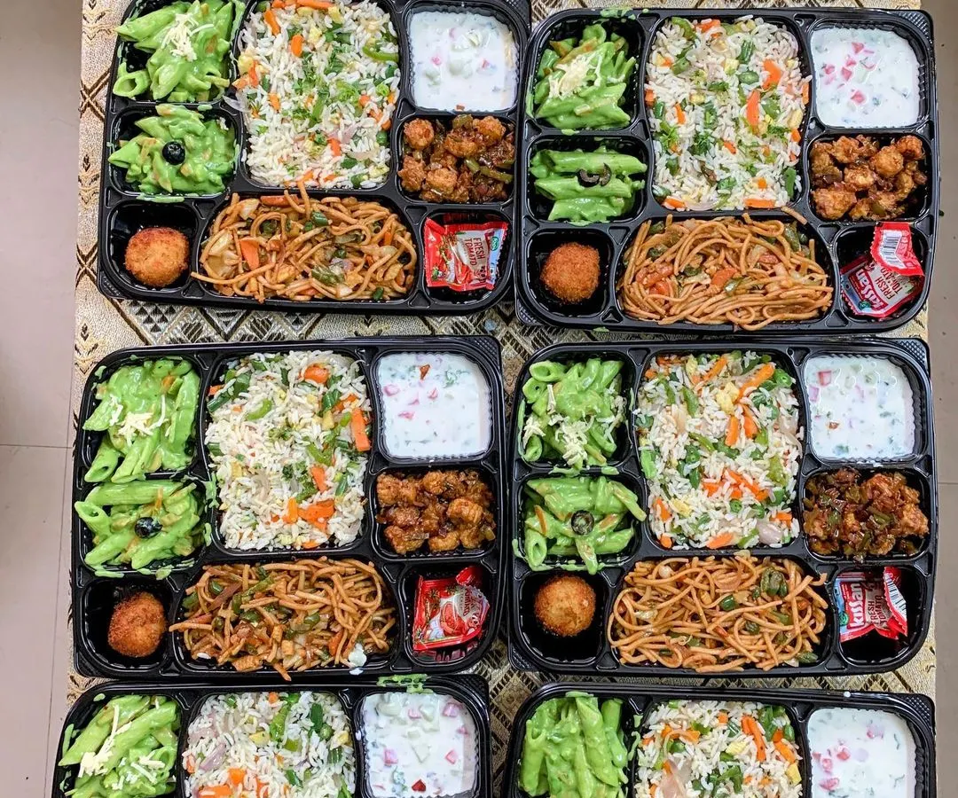 Convenience without compromise. These ready-to-eat meal thalis are perfect for corporate lunches or house parties. This order featured a delicious combination of Green Sauce Pasta, Veggie Pulao, Hakka Noodles, Babycorn Manchurian, and a Cheese Ball, all packed and ready to be enjoyed.