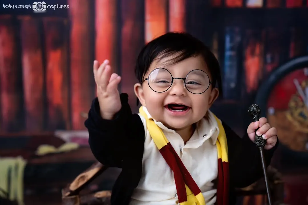 Wingardium Leviosa! I bring fantasies to life with detailed themed shoots like this magical Harry Potter setup. From the sorting hat to the wand, every prop is ready in my studio to create an enchanting experience for your little one.