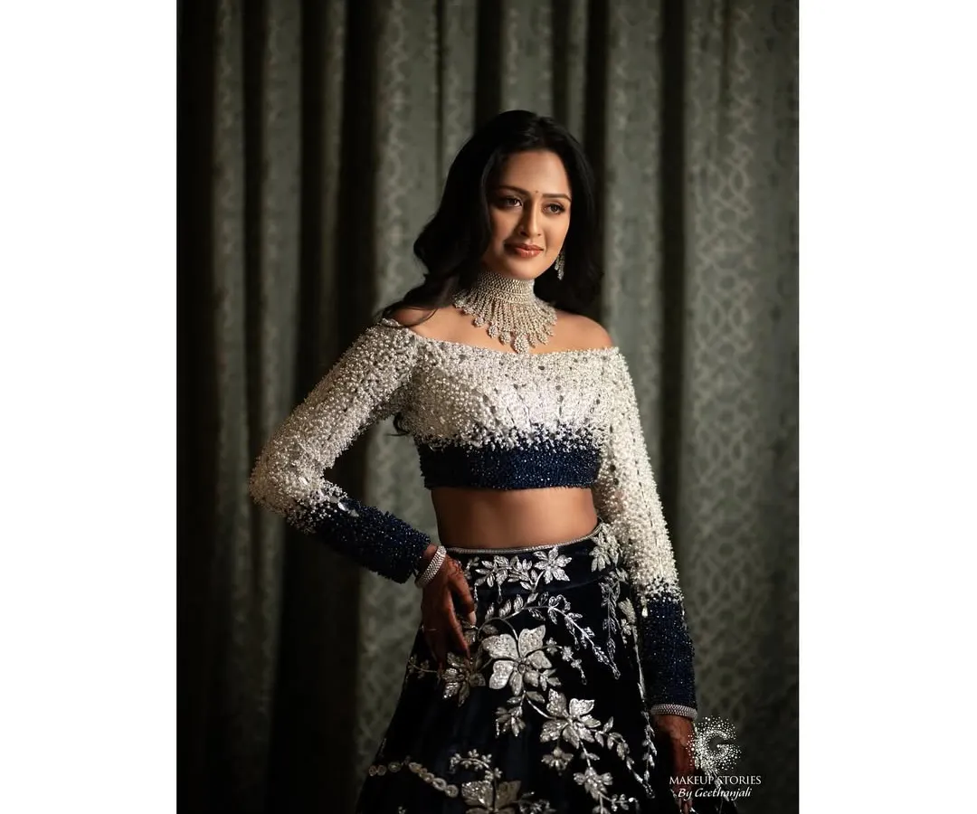 My radiant bride Ashitha chose a spectacular Manish Malhotra lehenga for her reception. I created a soft glam look with dramatic, full lashes and a subtle nude lip to balance the intricate, sparkling details of her off-shoulder blouse, ensuring she was the star of the evening.