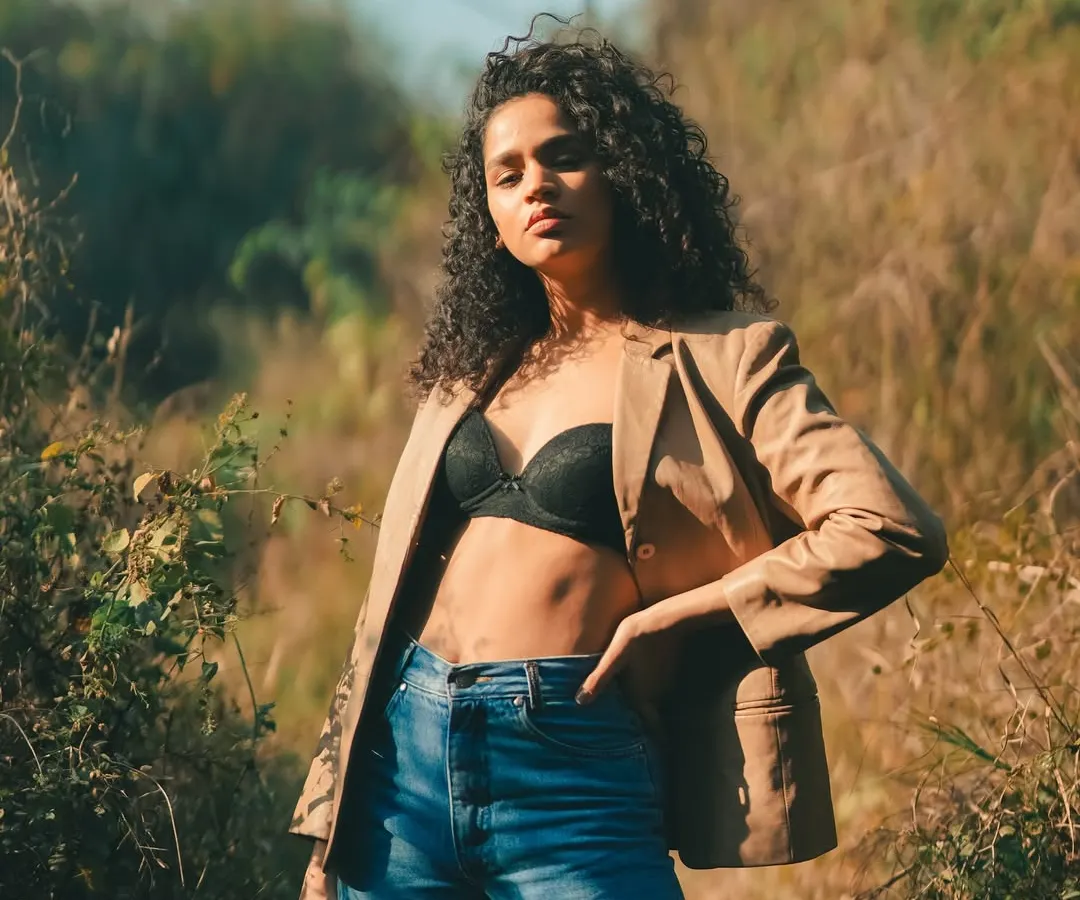 I love shooting outdoors, especially when the light hits just right. We went for a bold, untamed look here, mixing a sharp blazer with the wildness of nature. It’s that contrast that makes a photo powerful.