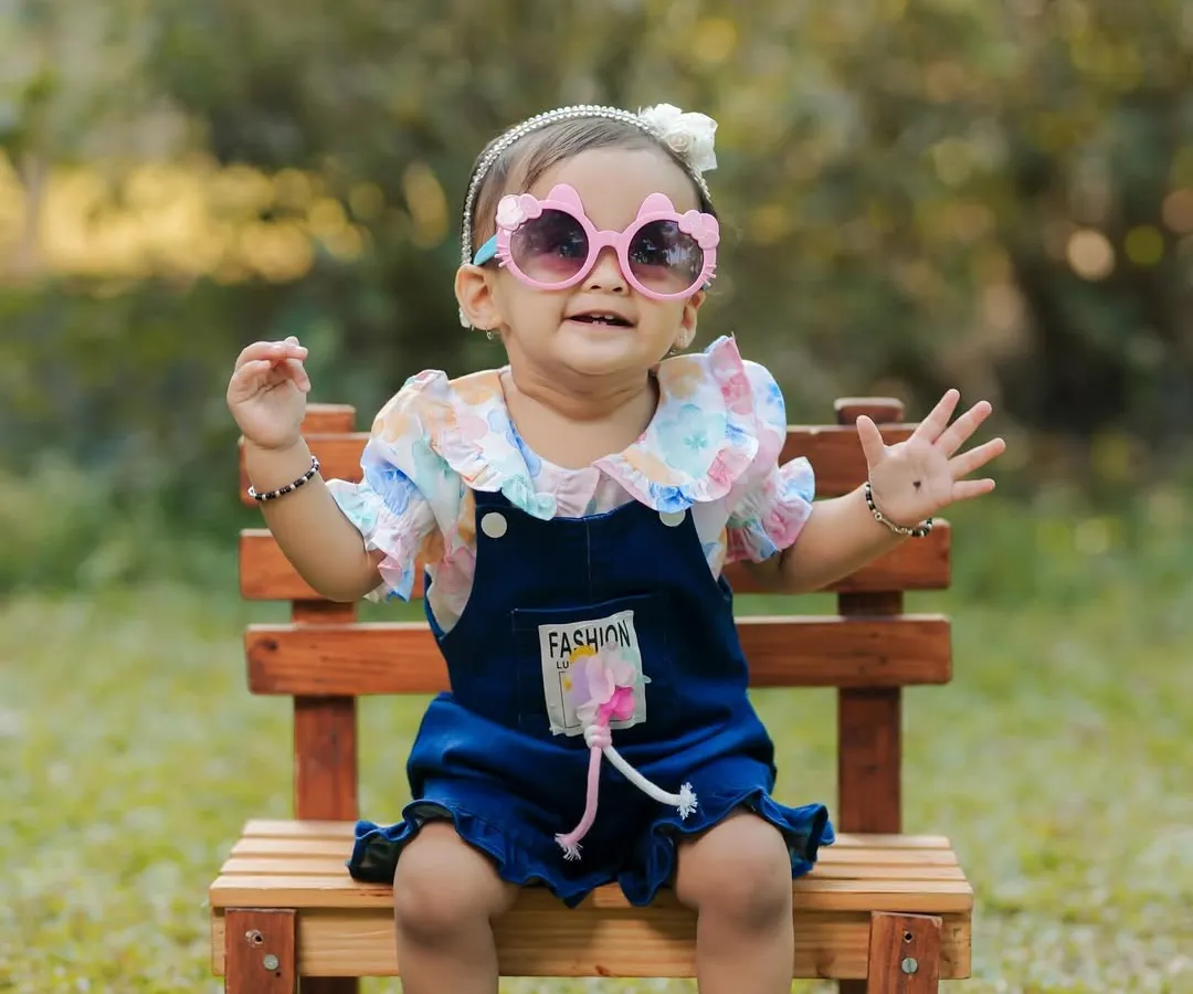 I love it when the little ones bring their personality to the shoot. We were outdoors in a lovely garden, and these fun sunglasses made for such a playful and memorable baby portrait. It’s these small, happy moments that create the best pictures.