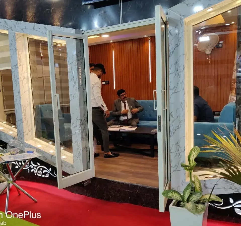 Step inside one of our container spaces where a client consultation is in progress. Notice the warm and professional interior, achieved with vertically grooved wood-finish wall panels and comfortable furnishings. This demonstrates how we transform a steel structure into a functional and inviting environment, perfect for an office or a cozy living area.