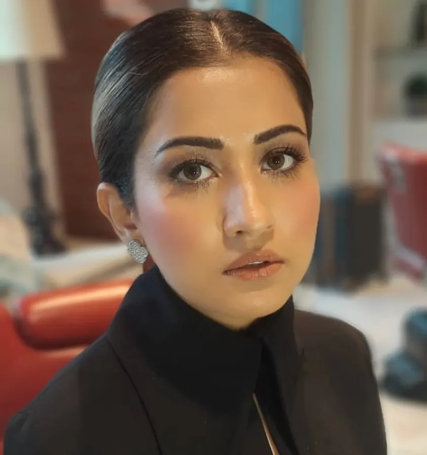 We created this sophisticated look featuring a soft brown smokey eye and a perfectly sculpted complexion. The hair is styled into a sleek, low bun, ideal for a polished and professional appearance.