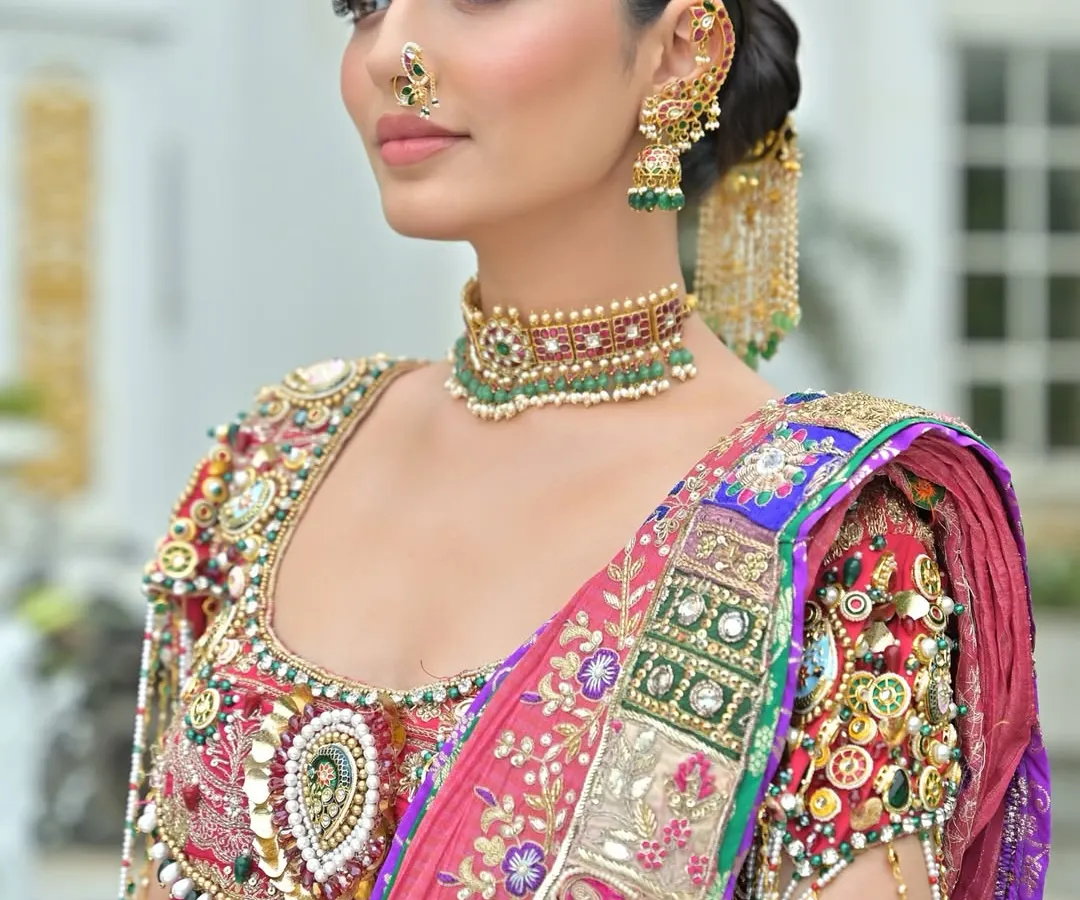 This is my signature Maharashtrian bridal look. The focus is on flawless, glowing skin, sharp winged eyeliner, and traditional jewellery like the nath and chandrakor bindi to create a truly regal feel.