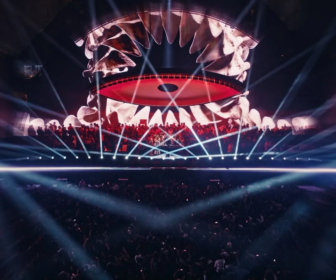 We don't just build stages; we create entire worlds. The debut of 'NEWORLD' with Argy featured this mind-bending, shark-jaw stage design, complete with synchronized lasers that cut through the darkness, pulling every single person into the experience.
