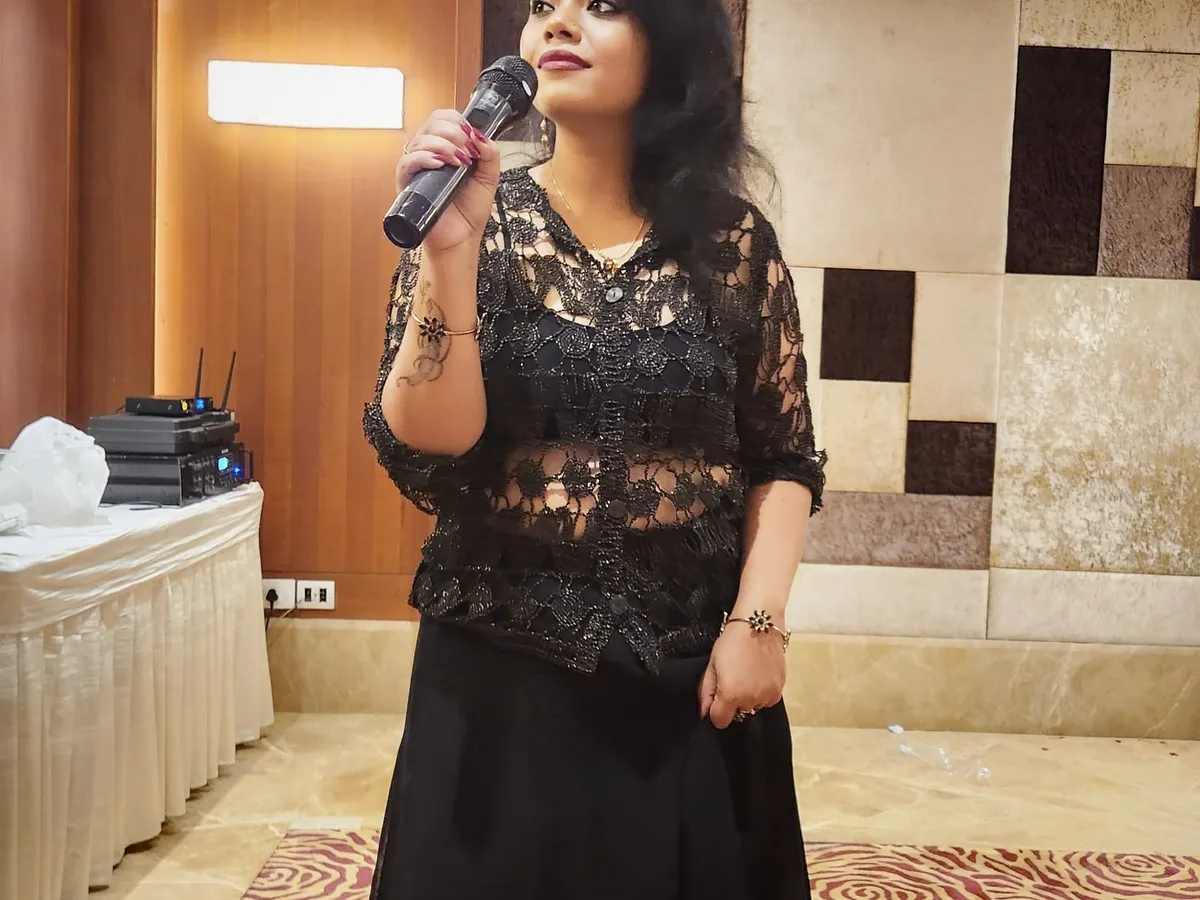 Holding the microphone during a workshop is where style meets substance. My soft skills training focuses on impactful public speaking and presentation skills, ensuring your voice is heard and your presence is felt.