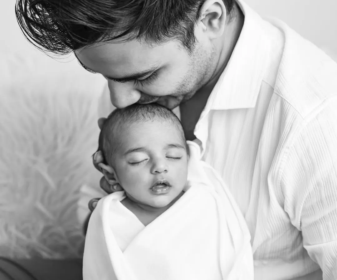 The quiet, powerful love of a father for his newborn. These are the moments that fill my heart, capturing the beginning of a lifelong bond in a simple, honest portrait.