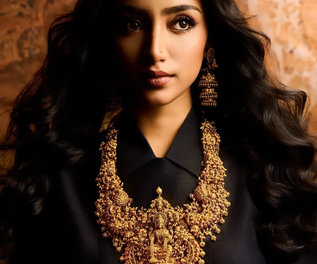 For high-end jewellery photography, it's all about the light. My focus is on making the gold and gemstones command attention, creating a look of pure opulence. This shot for a luxury brand campaign showcases that rich, detailed finish.