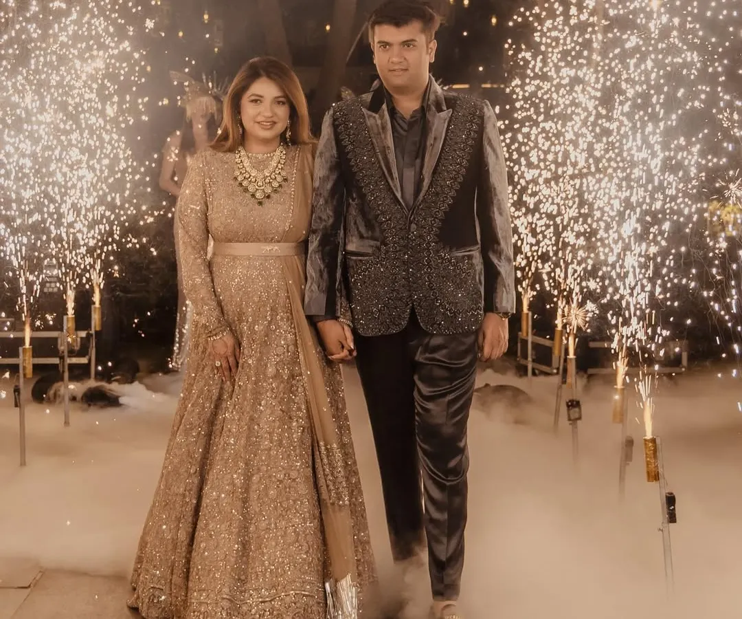 Madhushree’s grand reception entrance was pure magic. Her makeup was designed to be glamorous and long lasting, featuring a flawless base and defined eyes that sparkled under the lights and through the celebratory fireworks.