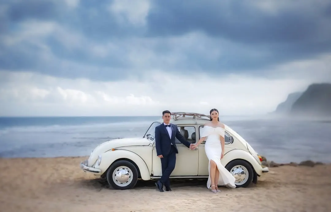 Your story can be a timeless classic. We planned this themed pre-wedding shoot in Bali, complete with a vintage car against the dramatic coastline, to create a narrative of old-school romance and adventure.
