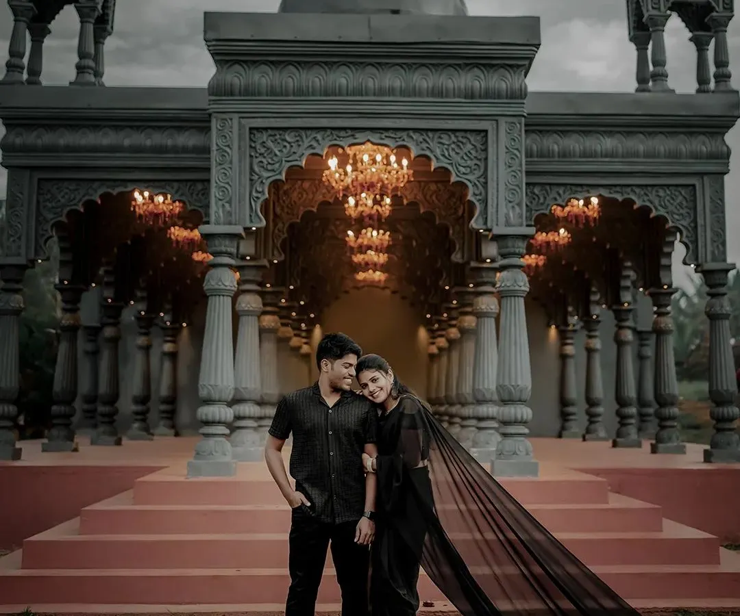 Against a backdrop of timeless architecture, your love story becomes a cinematic masterpiece. We specialize in creating dramatic and elegant pre-wedding portraits that feel like a scene from a movie.