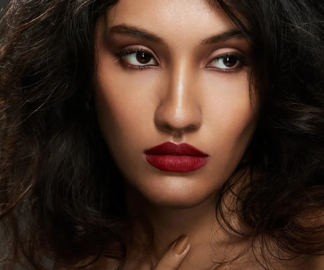 This is a perfect example of the timeless glamour I love to create. For this shoot, I focused on achieving flawless skin, a classic bold red lip, and soft, defined eyes. The look is completed with voluminous, wavy hair for an overall effect of pure elegance.