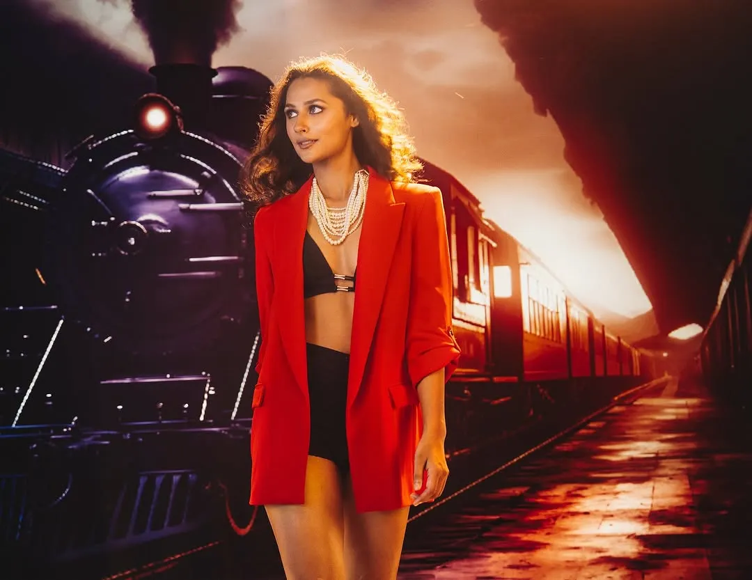 You don't need to travel to get the perfect location. This entire cinematic train station scene was created right in my studio using a projector. I teach you how to master this technique to build powerful, story-driven fashion images without leaving the room.