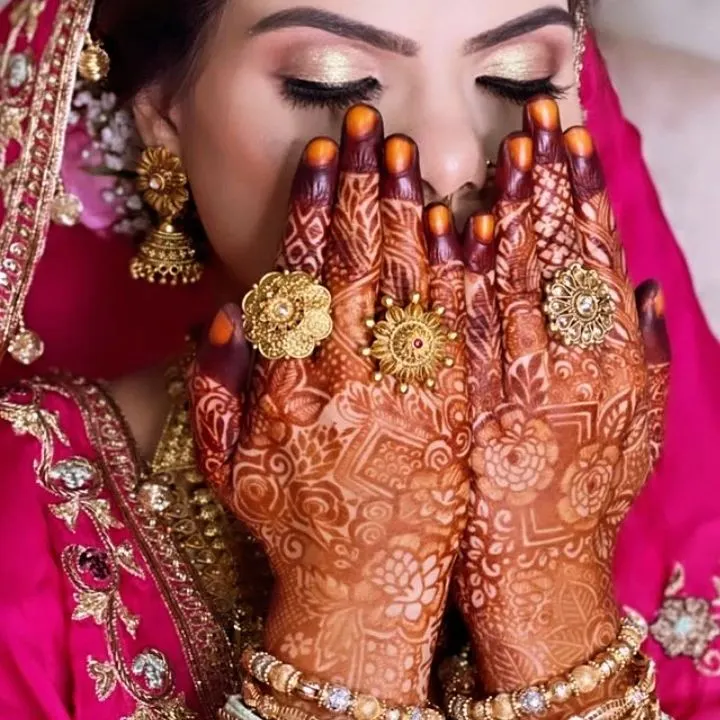The final result is everything. This is the rich, deep maroon stain my organic henna achieves after 24 hours, beautifully complementing the bride's final look. This is the *Mashallah* color every bride dreams of.