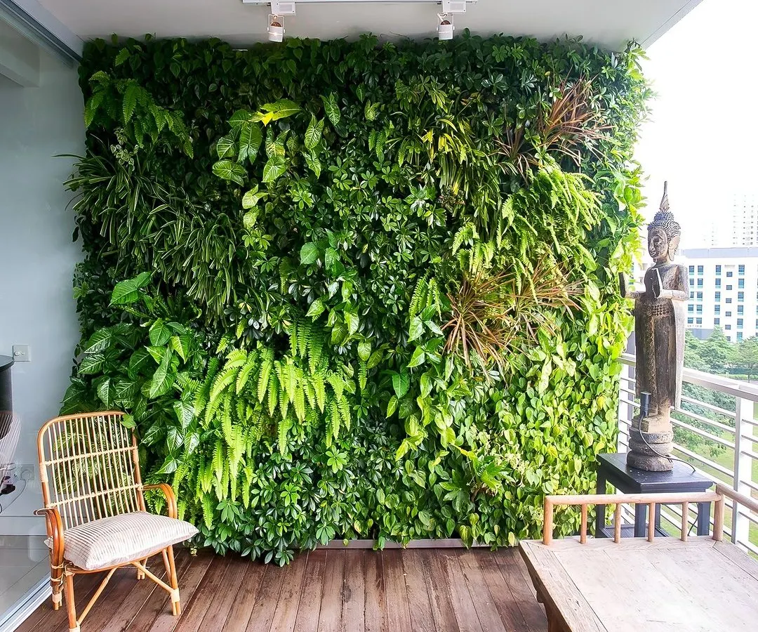 This residential balcony now features a serene and lush vertical garden, creating a private natural escape in the city. Our design seamlessly integrates with the existing space, providing a beautiful backdrop for relaxation without sacrificing valuable floor area.